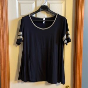 Lularoe Simply Comfortable black Top size L
